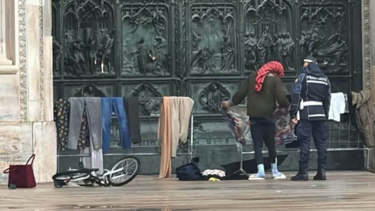 Uno stende i panni sul Duomo. Fonte: Facebook