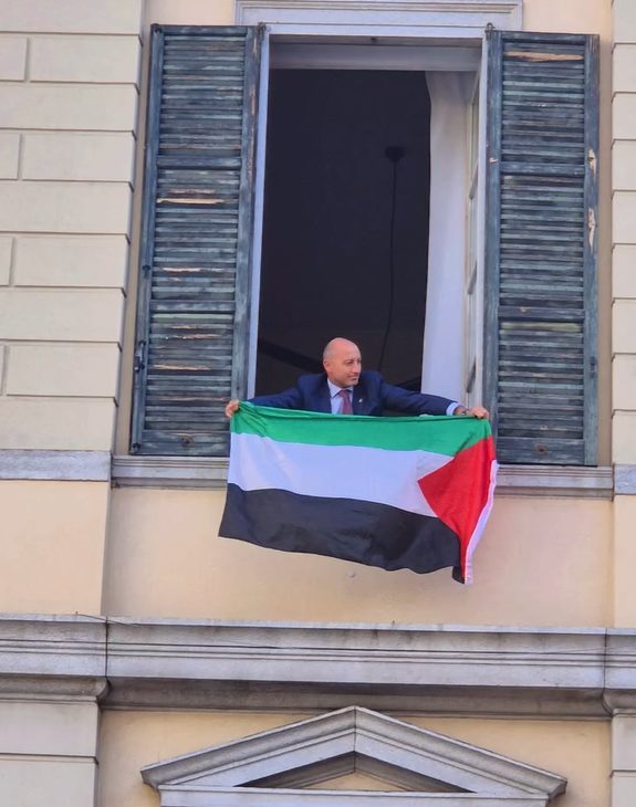 Il sindaco Mauro Gattinoni di Lecco con la bandiera della Palestina (foto da Instagram)