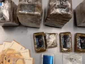 Rapinano una gioielleria e un laboratorio orafo travestiti da agenti della polizia: 8 arrestati a Milano