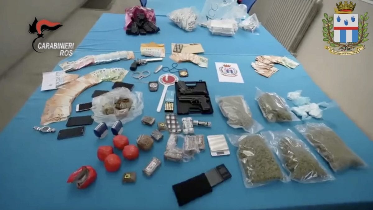 Immagine dai Carabinieri di Milano: oggetti e droga raccolti durante l’operazione