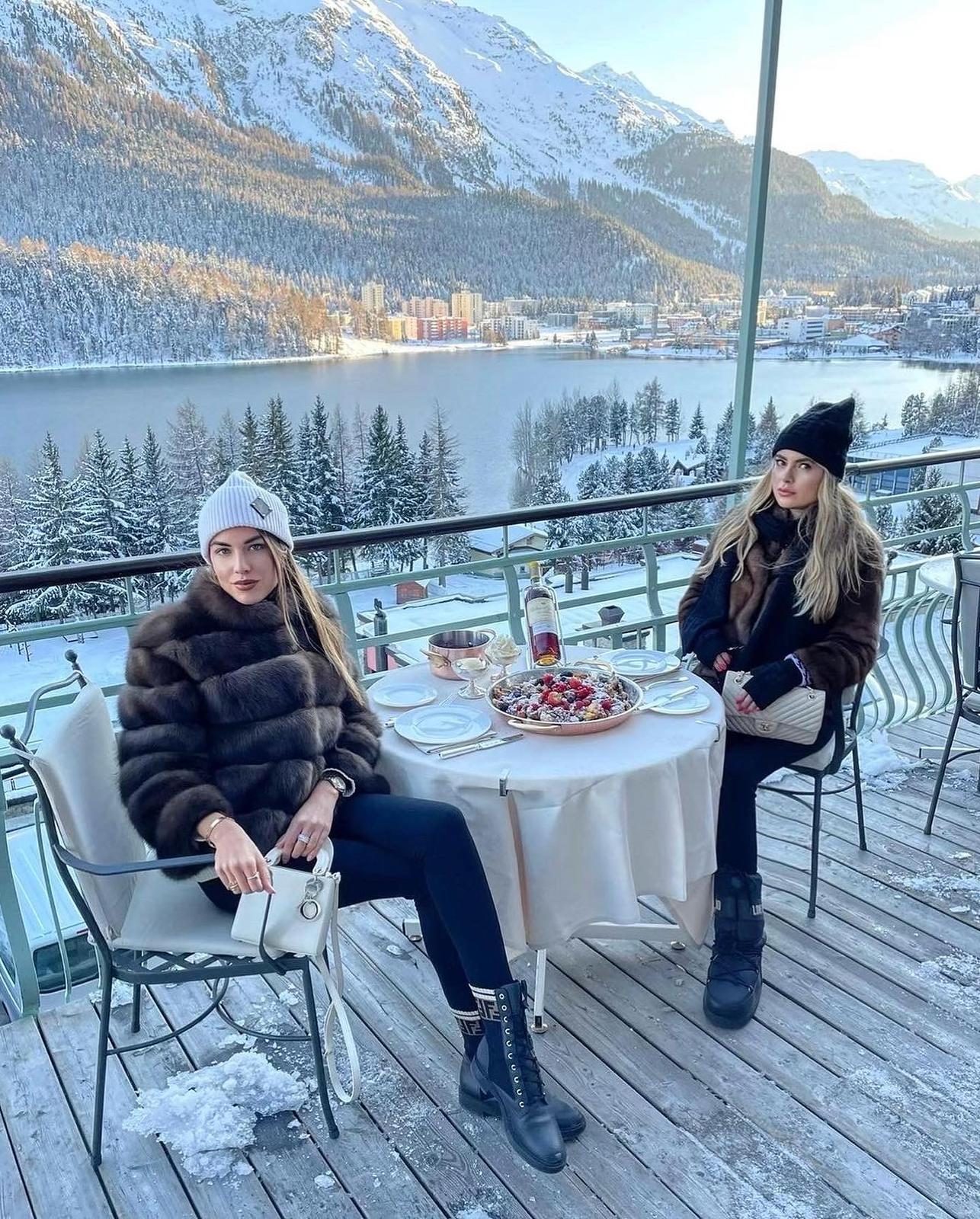 De sinistra a destra: Pamela Genini insieme all’amica Nicole