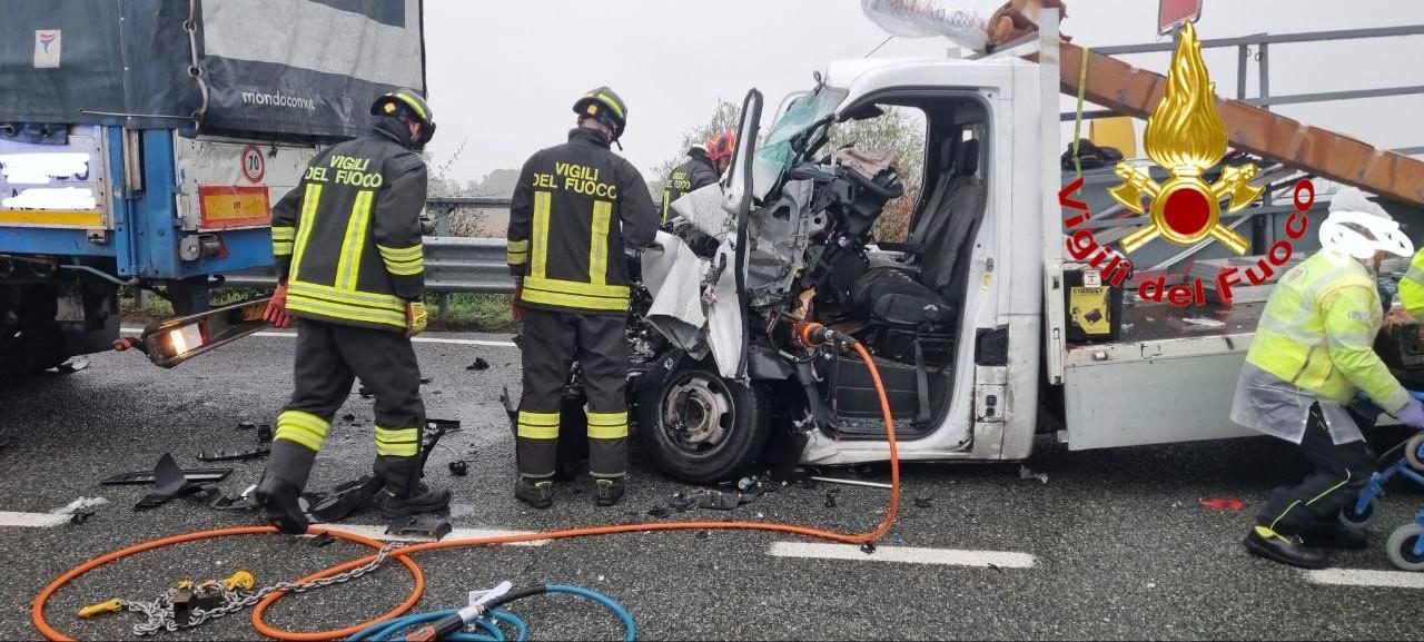 Scontro frontale tra un camion e un furgone nel Milanese: due feriti gravi