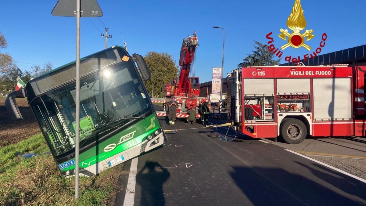 L’autobus ATM incastrato sul ciglio di una carreggiata a Milano