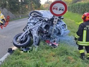 Auto e moto si schiantato frontalmente a Binago e finiscono contro un palo: morto un 61enne, grave la moglie