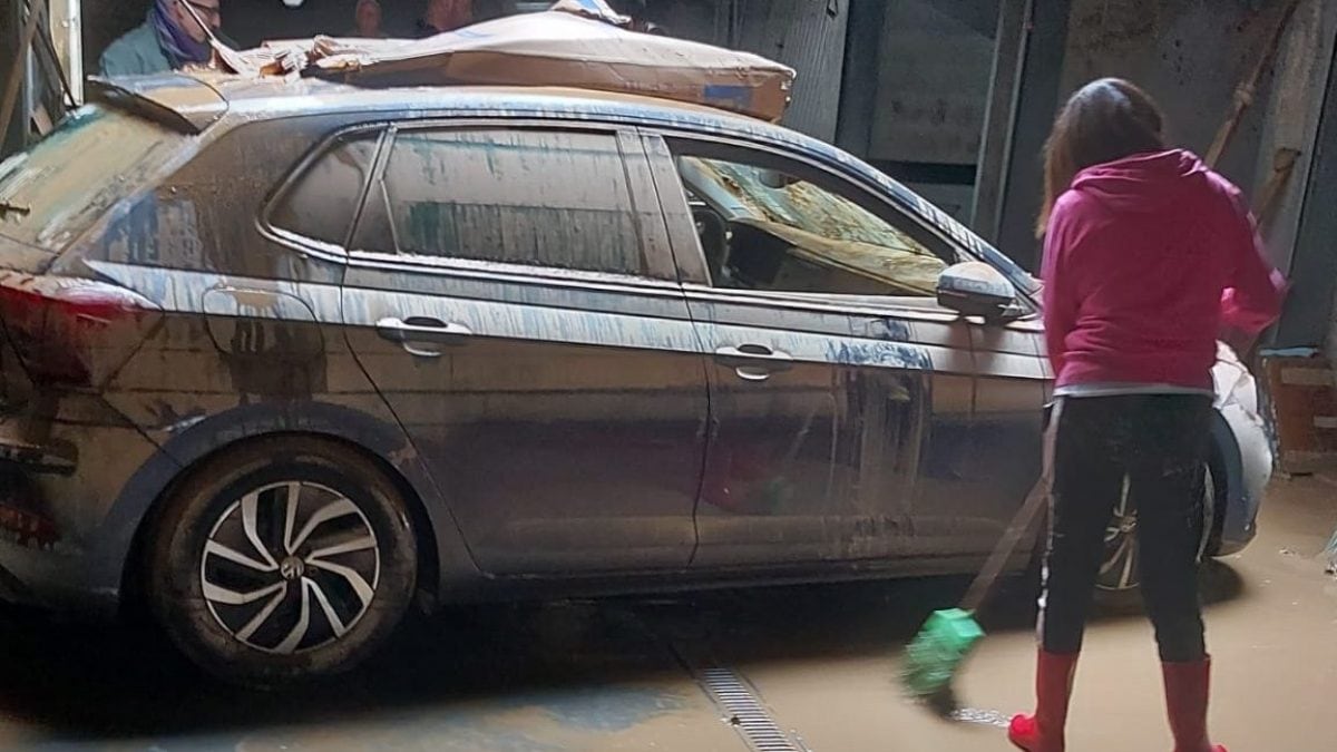 Immagine inviata da Gaia, le persone del suo condominio che spalano il fango da un’auto