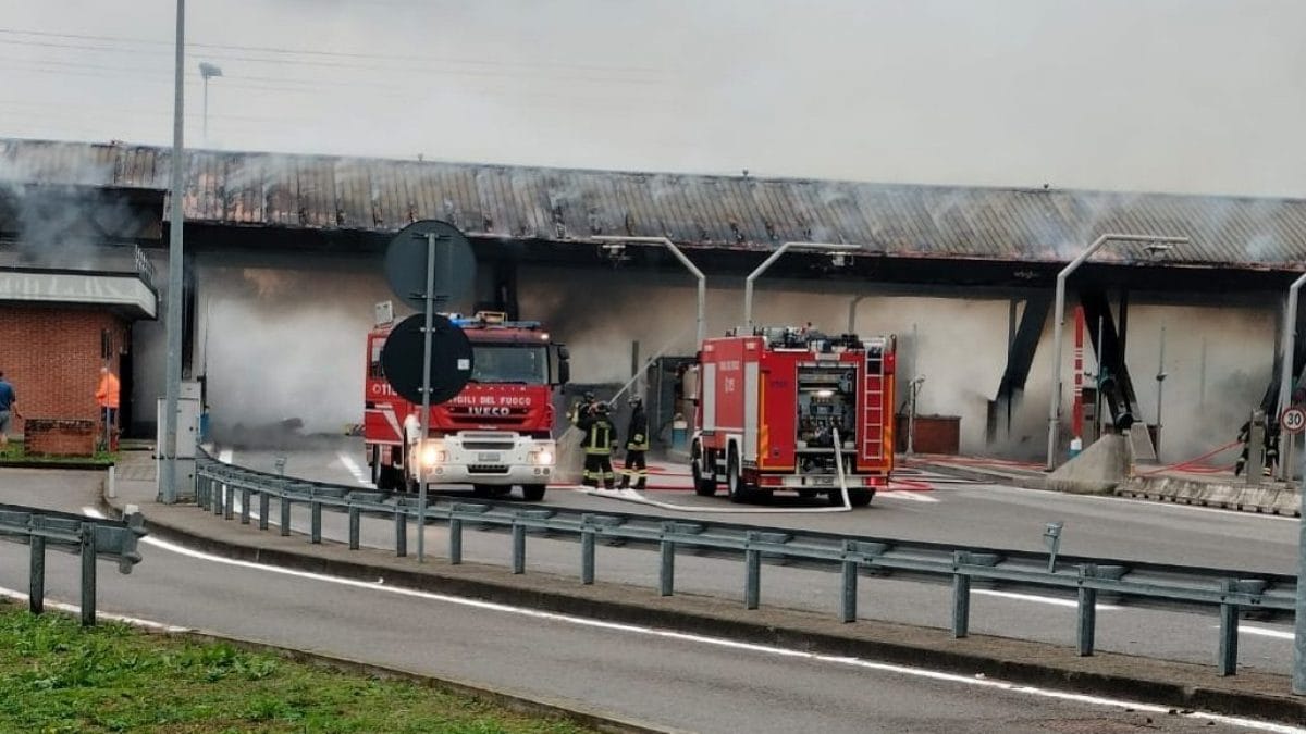 Il casello Brescia Sud dell’A21 distrutto dall’incendio (foto da Comune di Borgosatollo – Facebook)