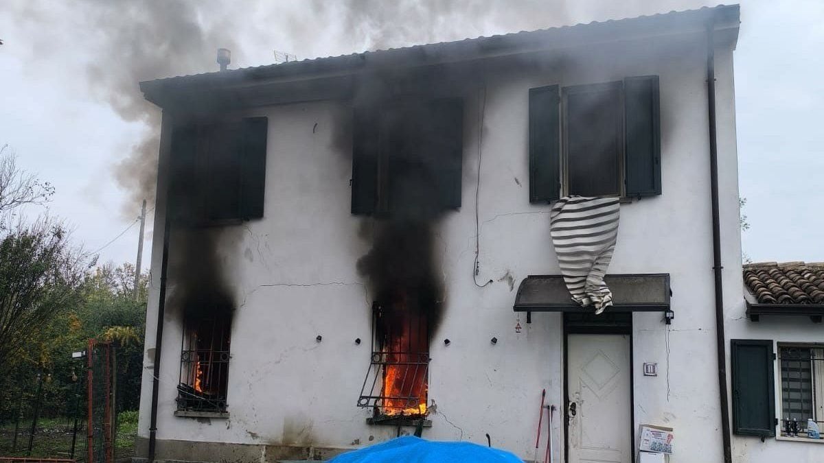 L’incendio a Stoppiaro (foto da carabinieri di Mantova)