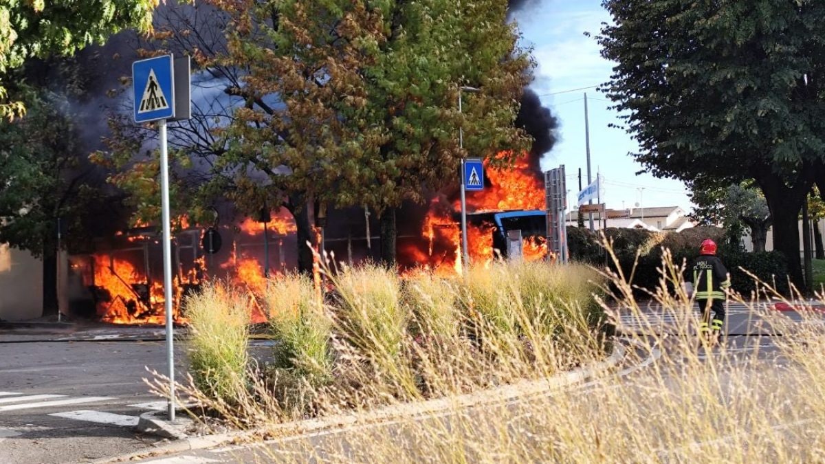 Il pullman andato a fuoco a Castrezzato (foto da Facebook)
