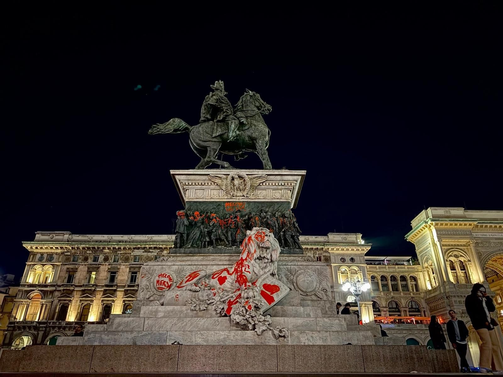 La statua in piazza del Duomo imbrattata con vernice rossa (foto di Beatrice Barra – Fanpage.it)
