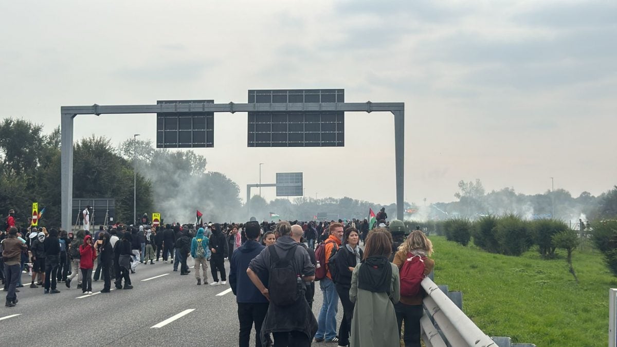 Lanciati fumogeni contro il corteo in Tangenziale (foto di Beatrice Barra – Fanpage.it)
