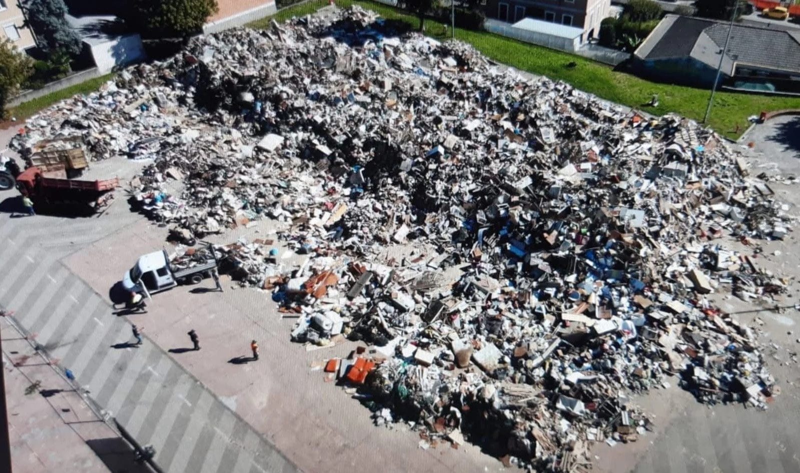 La discarica creata nella piazza principale di Meda, per raggruppare ciò che va buttato