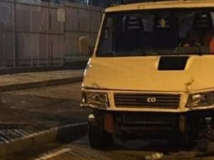 Dimentica il freno a mano e resta schiacciato tra la portiera del suo furgone e il palo della luce: morto a Cremona