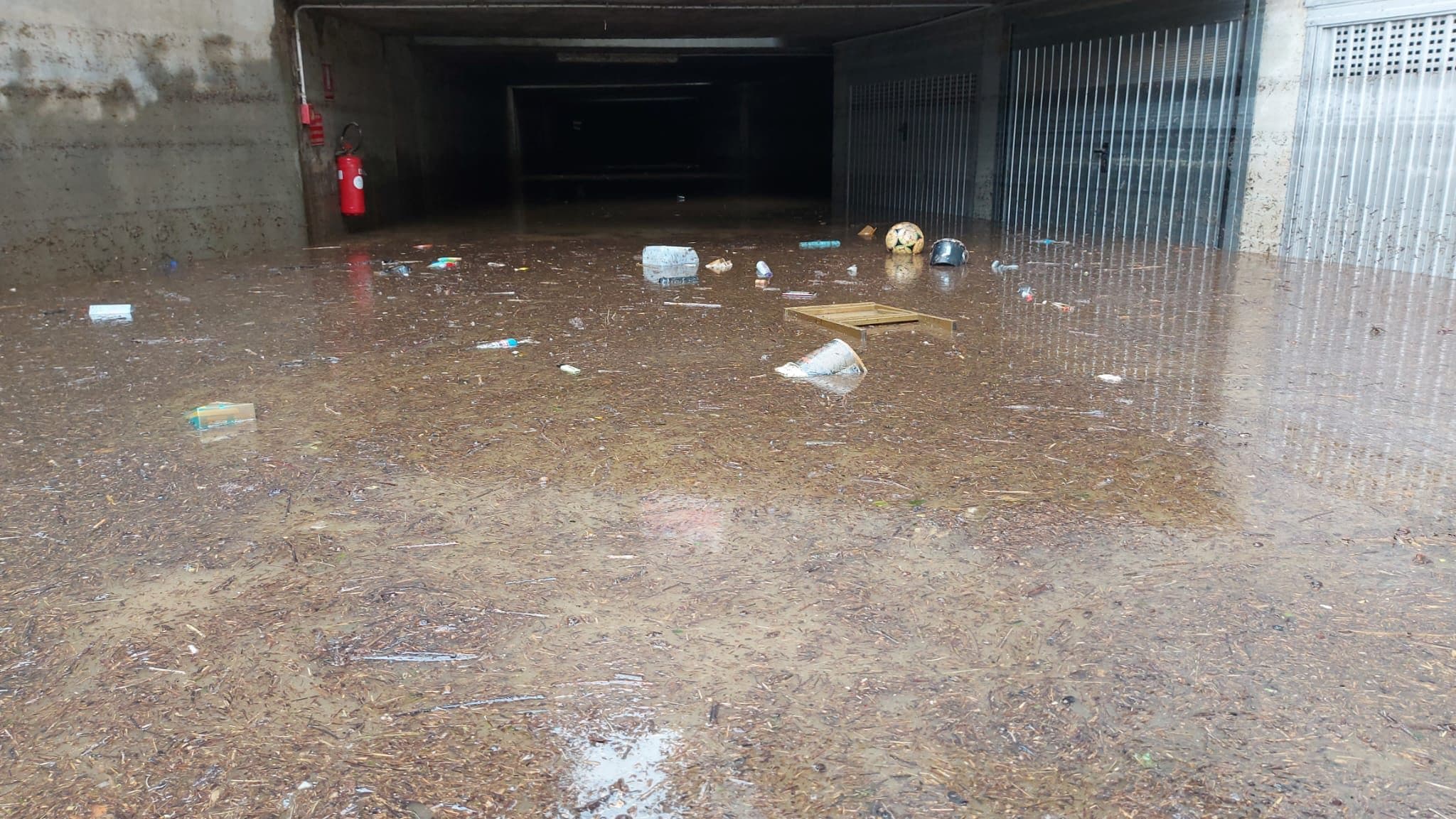 Il garage del condominio di Gaia completamente allagato e ricoperto dal fango