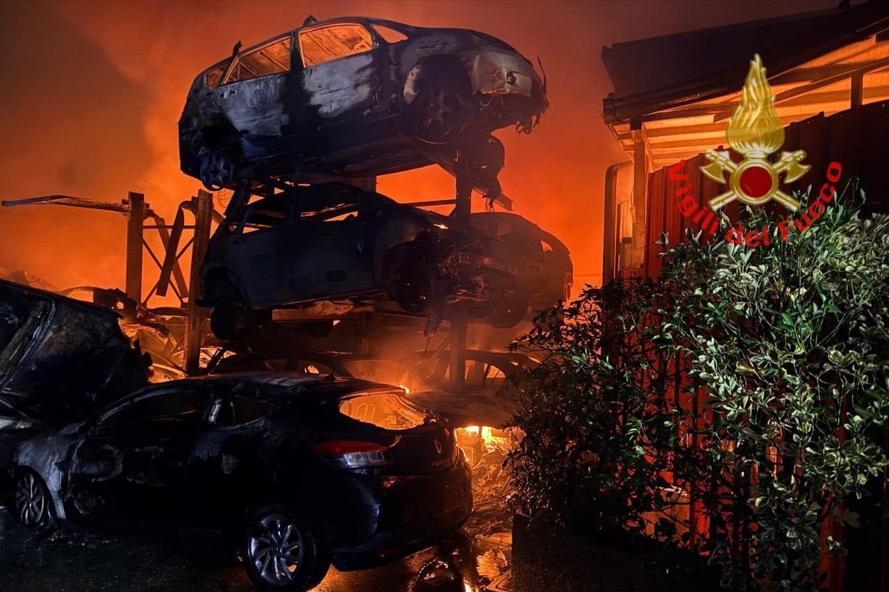 Decine di auto sono andate a fuoco a Monza