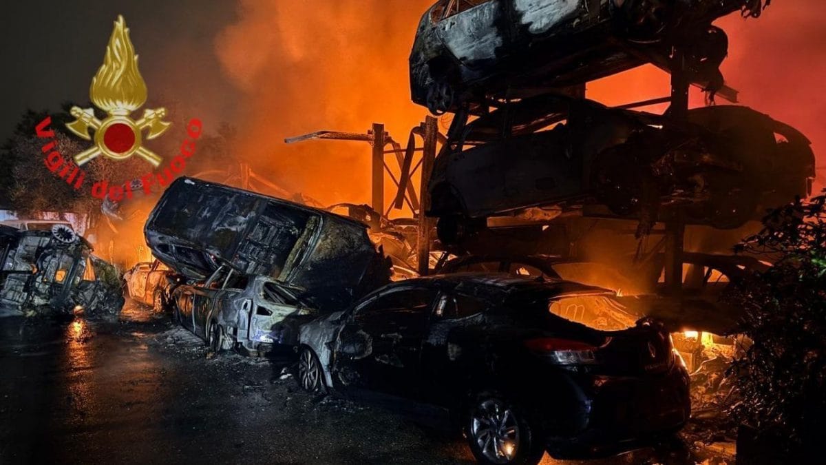 Le auto distrutte dall’incendio del 18 ottobre a Monza (foto da vigili del fuoco)