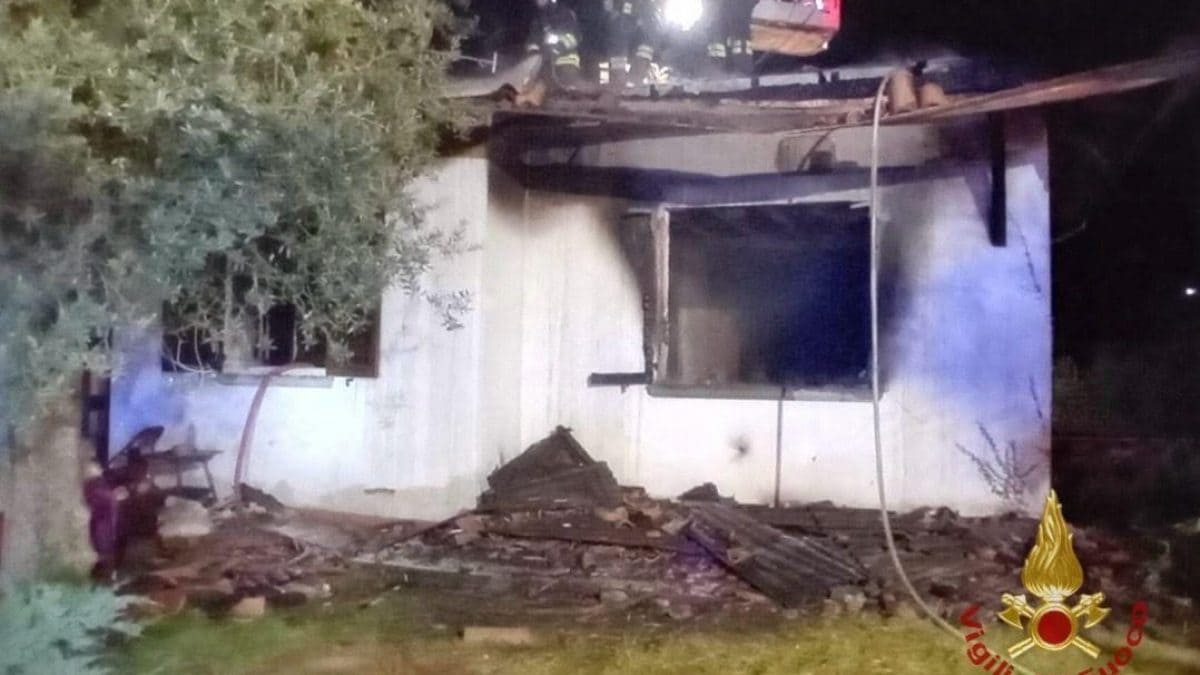 La casa a Sarnico (Bergamo) distrutta nell’incendio (foto da vigili del fuoco)