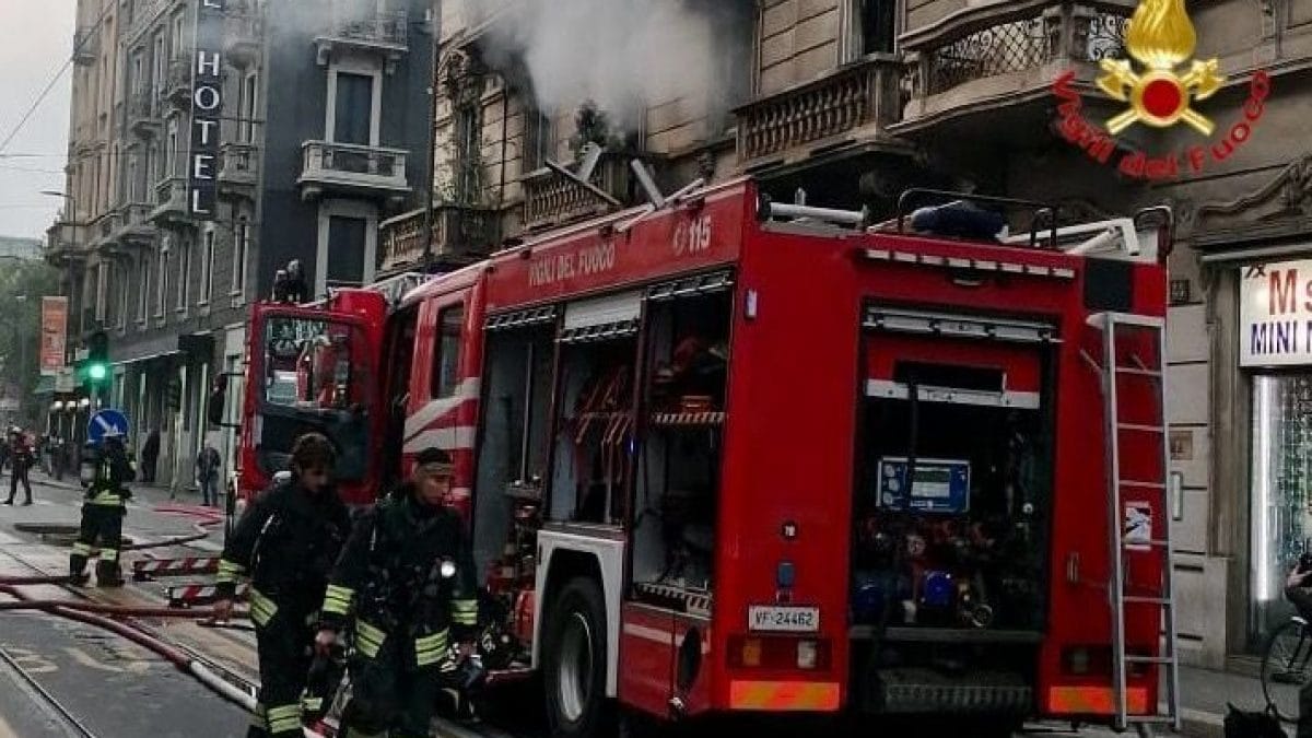 L’intervento dei vigili del fuoco in via Vitruvio a Milano