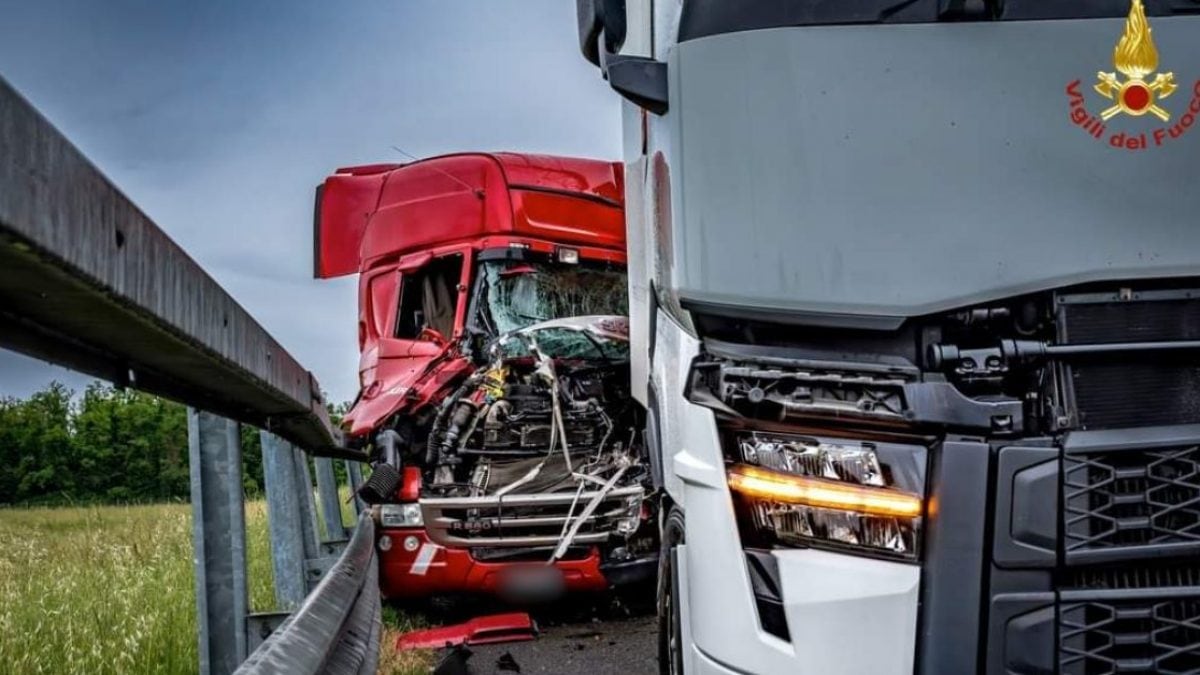 Incidente tra camion (foto di repertorio)