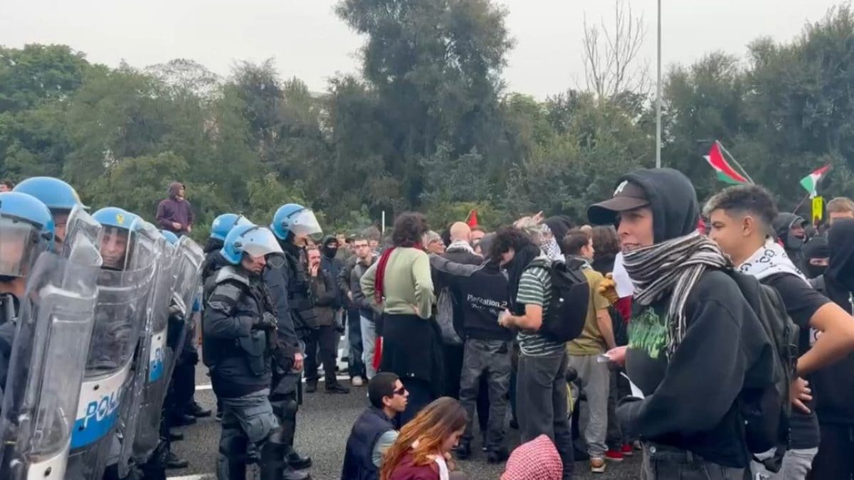 La manifestante che parla ai poliziotti durante il corteo del 3 ottobre a Milano (foto di Fanpage.it)