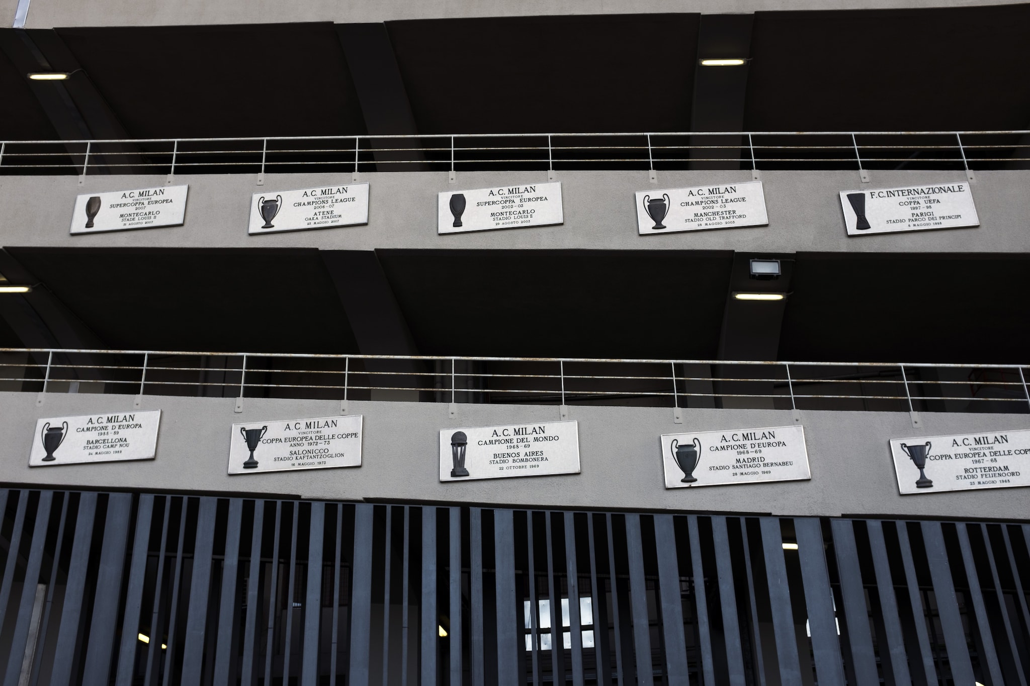 Comitato Sì Meazza diffida i notai per San Siro: "La tribuna ovest non si può vendere per le targhe celebrative"