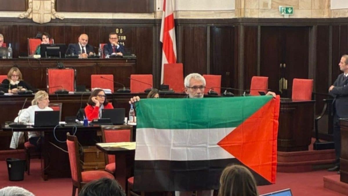 Il consigliere Carlo Monguzzi a Palazzo Marino con la bandiera della Palestina (foto da Facebook)