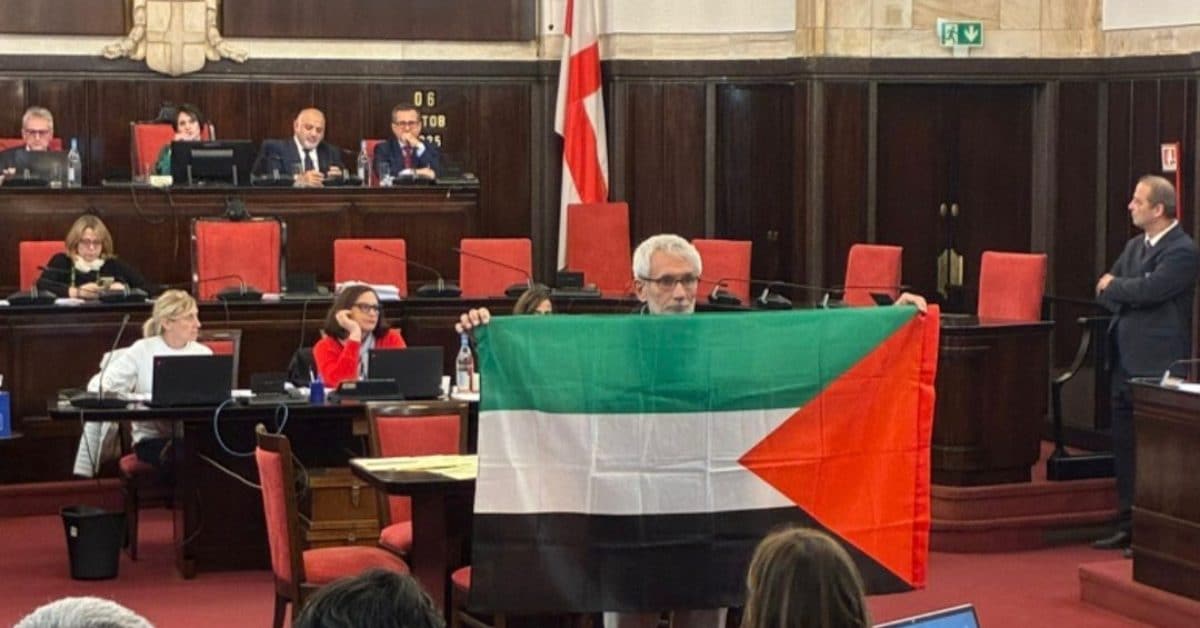 Il consigliere Carlo Monguzzi a Palazzo Marino con la bandiera della Palestina (foto da Facebook)
