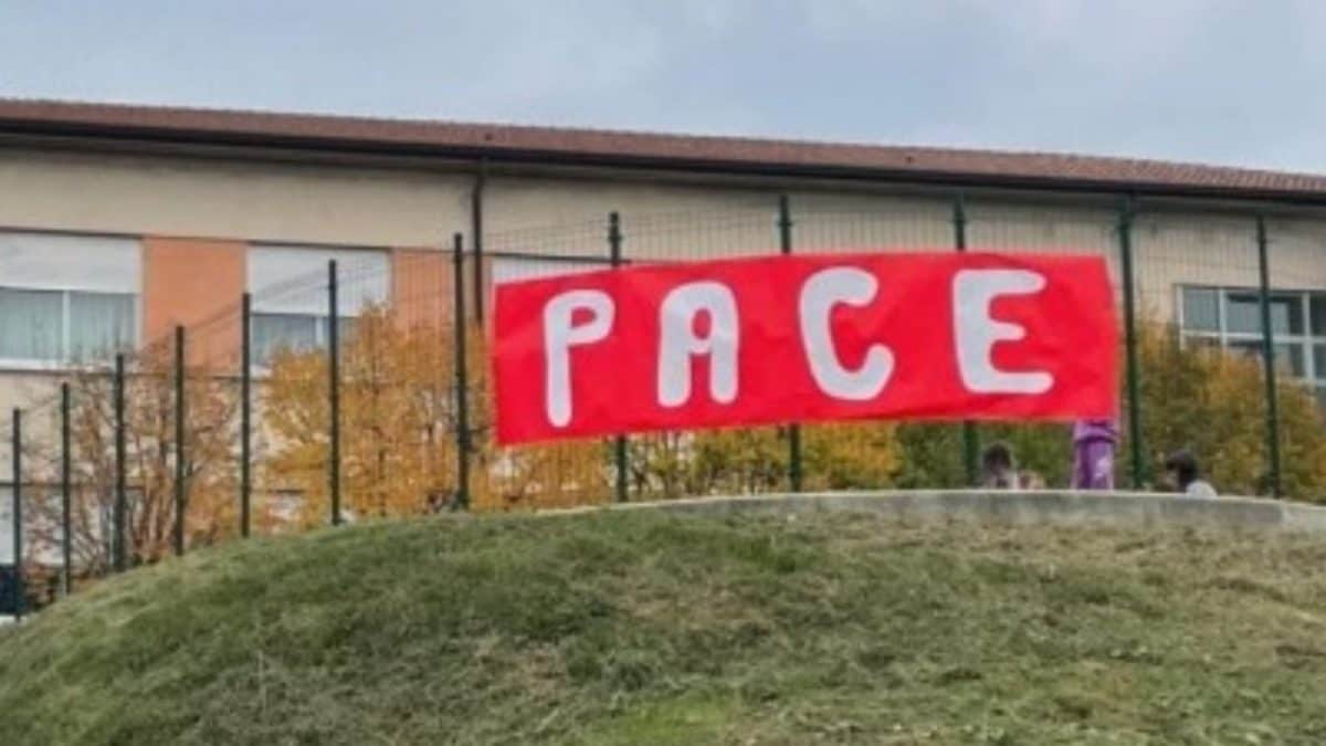 Lo striscione "Pace" rimosso dalla scuola di Inverigo (foto da Facebook)