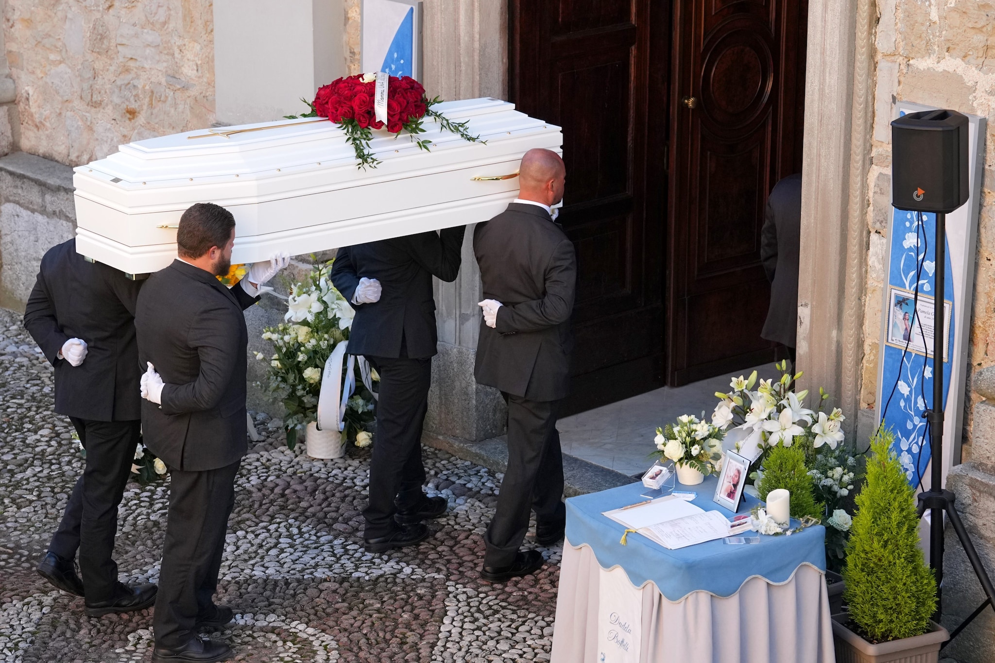 L’ingresso della bara bianca di Pamela Genini nella chiesa di Strozza (foto da LaPresse)