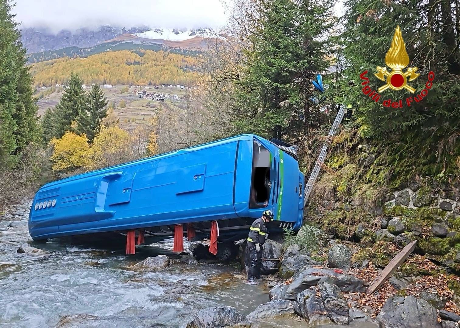 Il pullman finito nel torrente Frodolfo