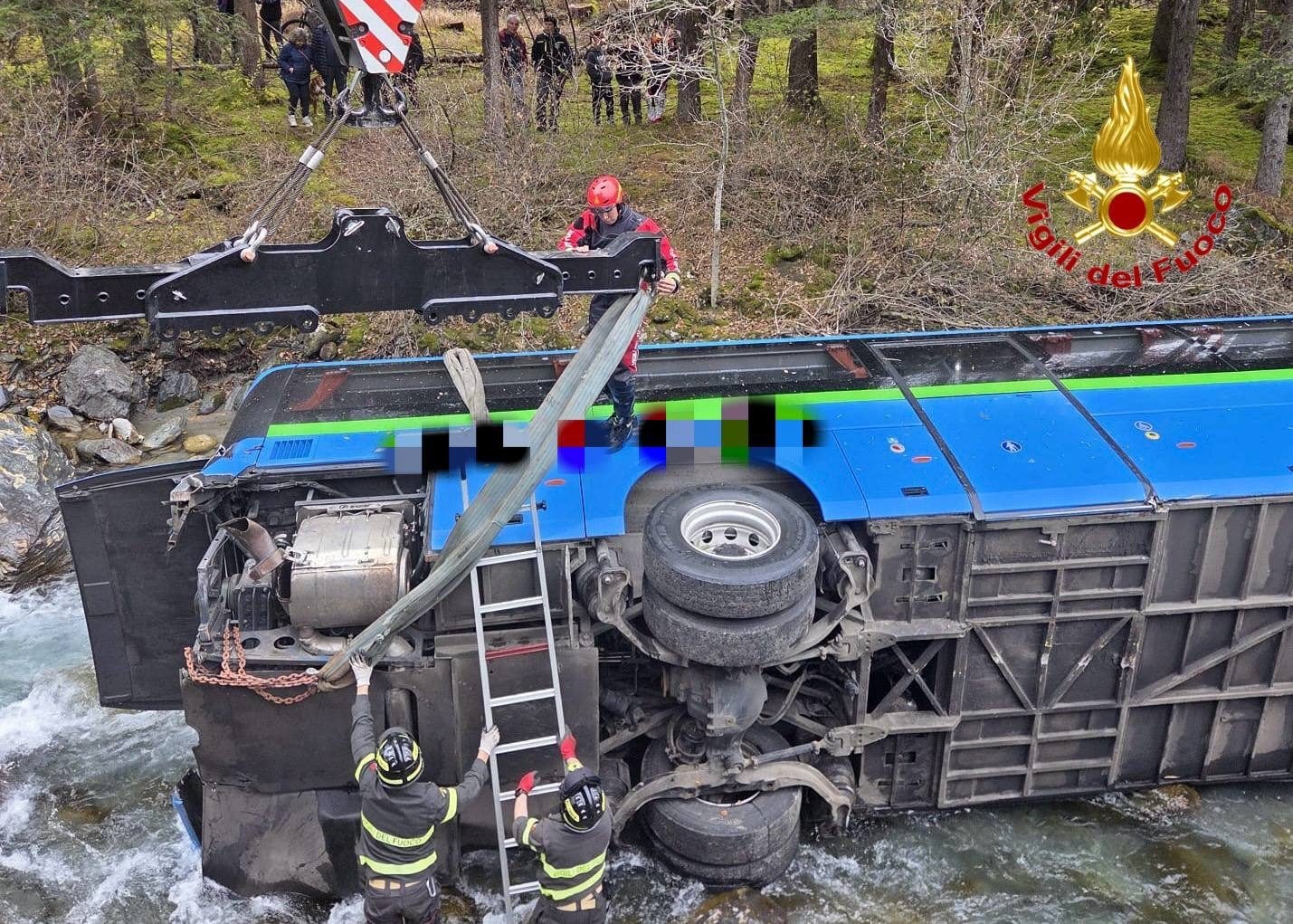 I vigili del fuoco al lavoro sul bus precipitato nel torrente a Valfurva