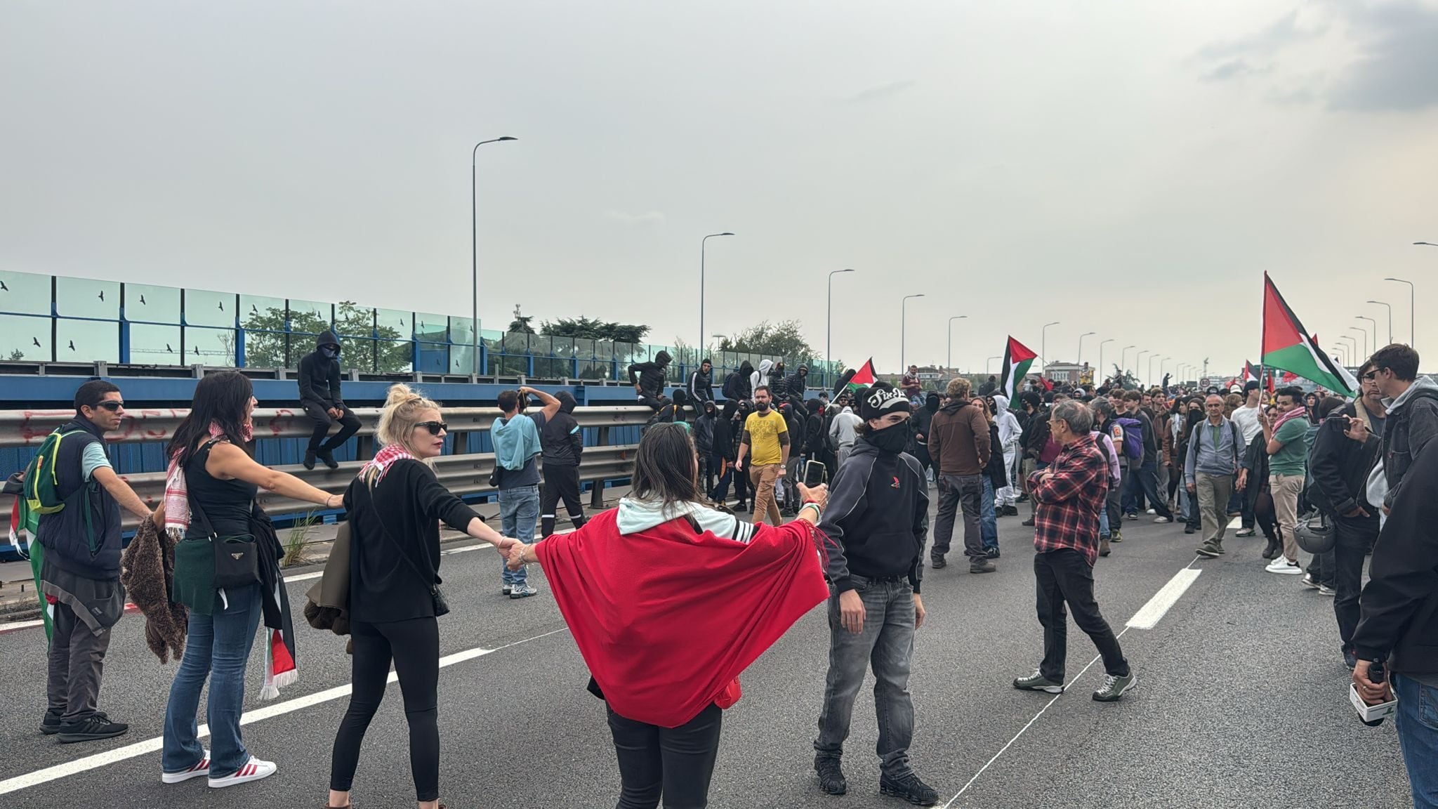 Il cordone di manifestanti (foto di Beatrice Barra – Fanpage.it)