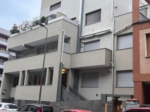 Pamela Genini uccisa mentre la polizia citofonava: ha provato a fingere fosse la cena a domicilio per salvarsi