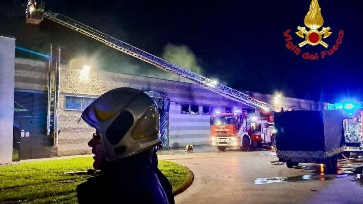 I vigili del fuoco al lavoro per spegnere l’incendio alla Fabe di Calcio