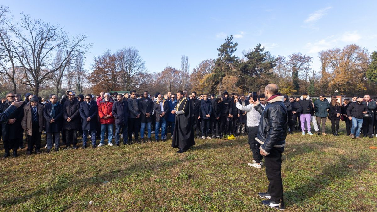 Un momento dell’ultimo saluto a Ramy, al cimitero di Bruzzano, foto LaPresse