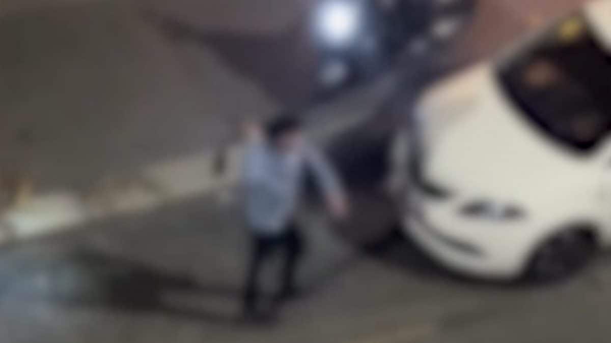 Un frame del video in cui si vede il 24enne distruggere le macchine con una mazza.