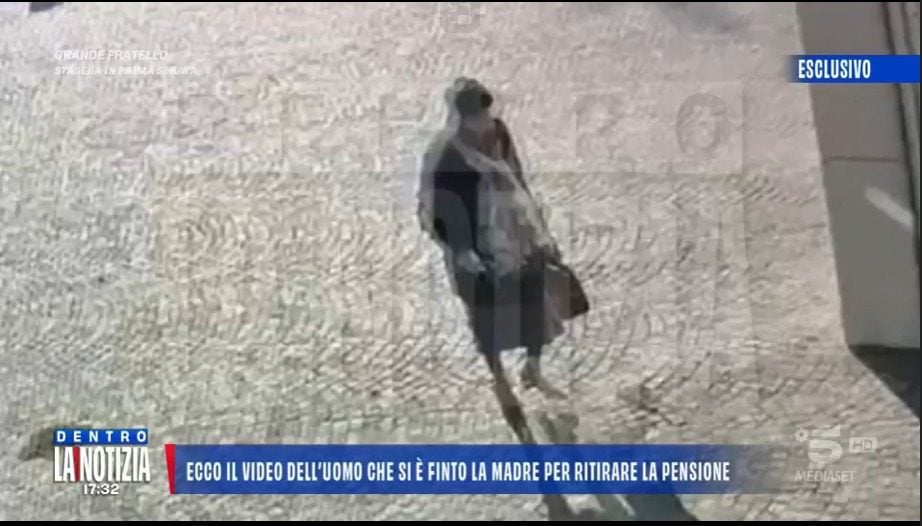 Il 56enne travestito da donna per incassare la pensione della madre. Fonte: Dentro la notizia, su Canale 5.