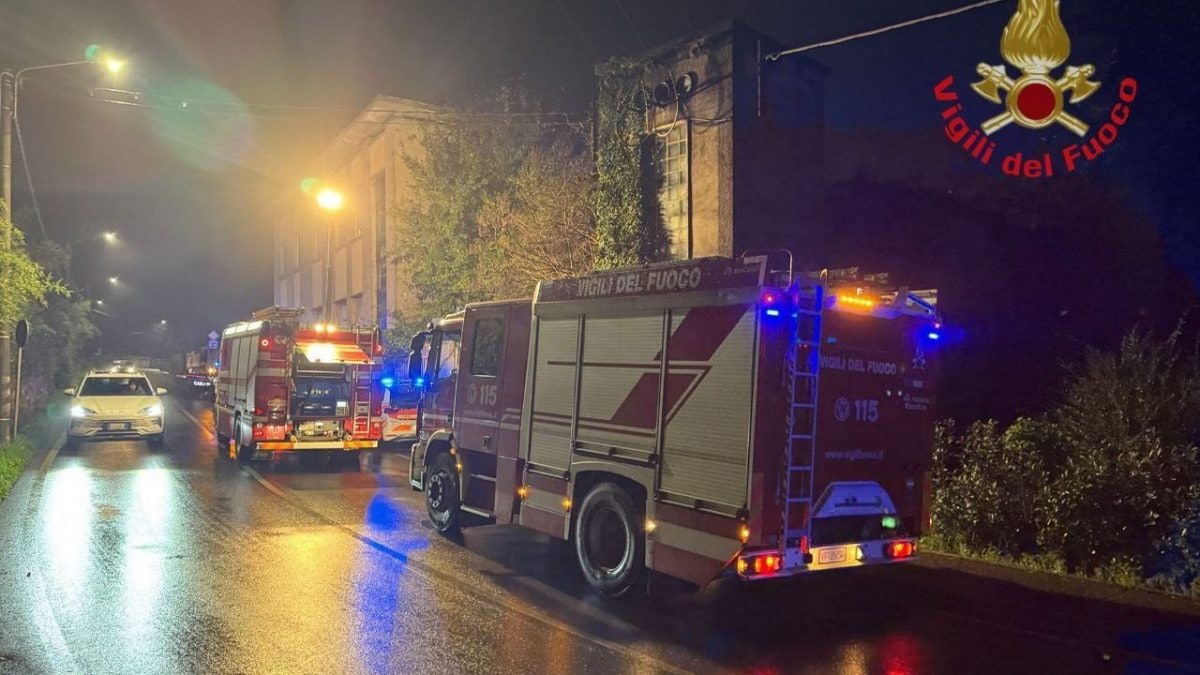 L’intervento dei vigili del fuoco a Besana Brianza la notte del 31 ottobre