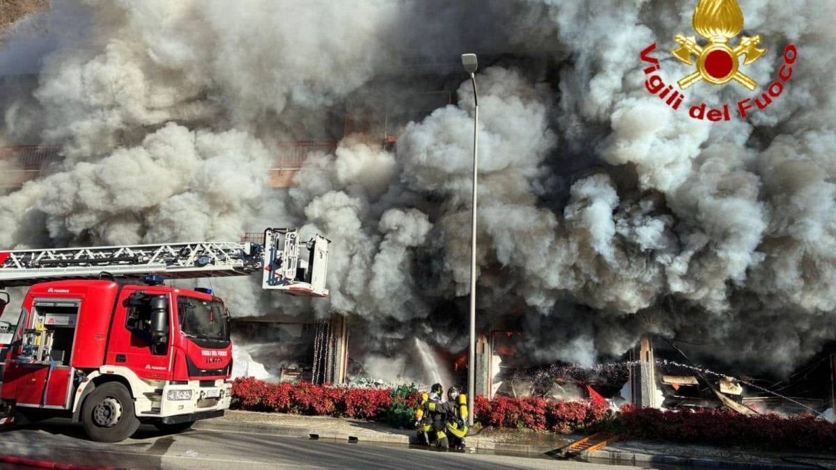 L’incendio esploso a Laveno Mombello