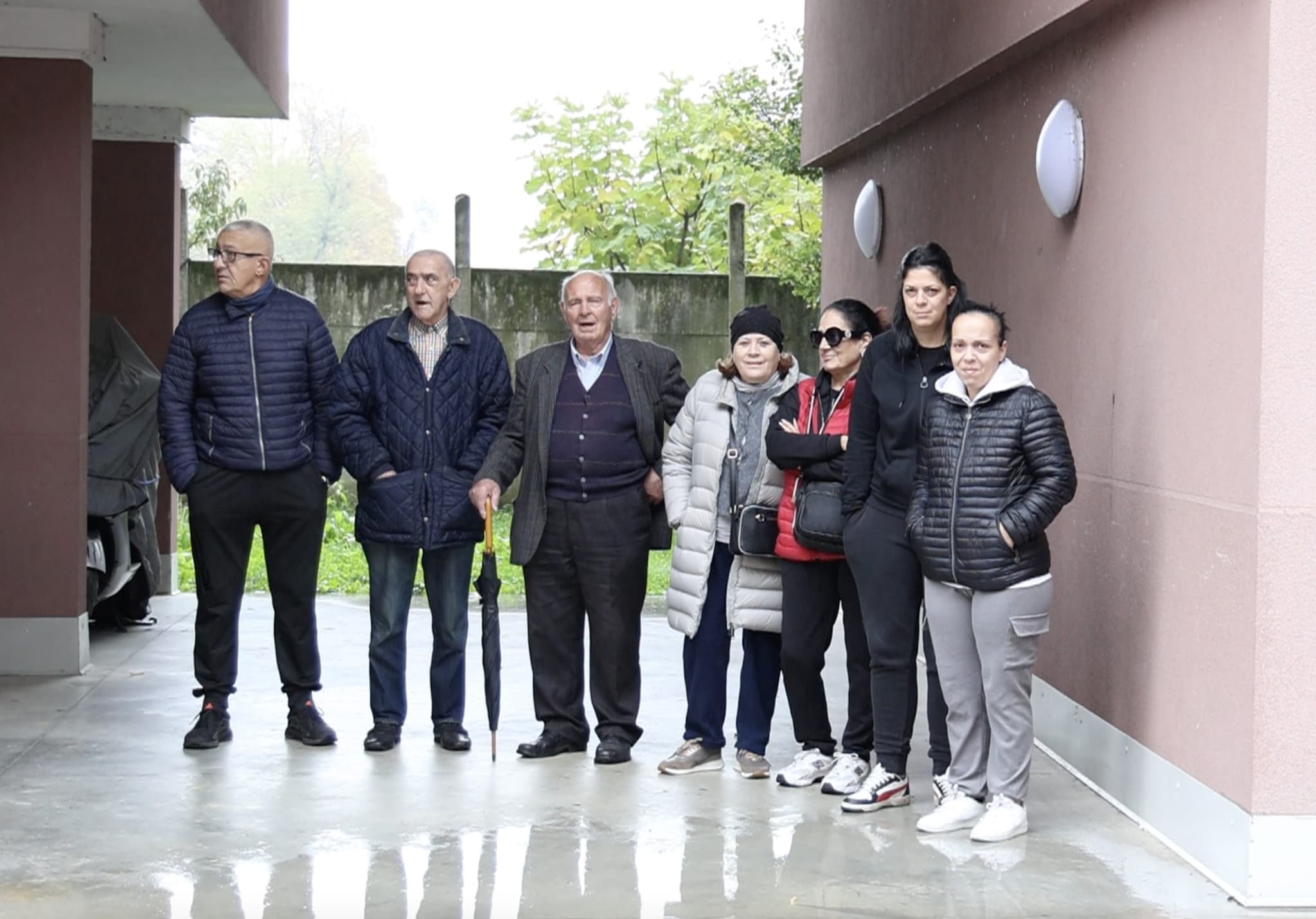 Alcuni inquilini delle case di via Catania 126