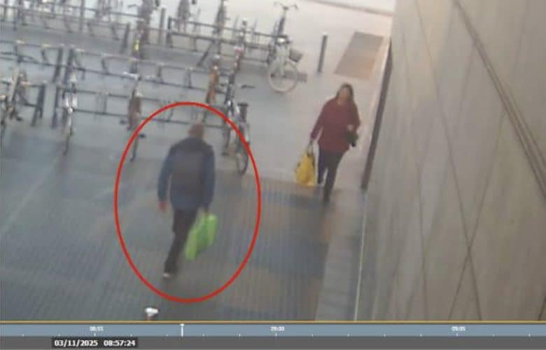 Le immagini delle telecamere nel vicolo alle ore 8:58