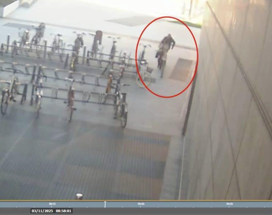 Le immagini delle telecamere nel vicolo alle ore 8:58