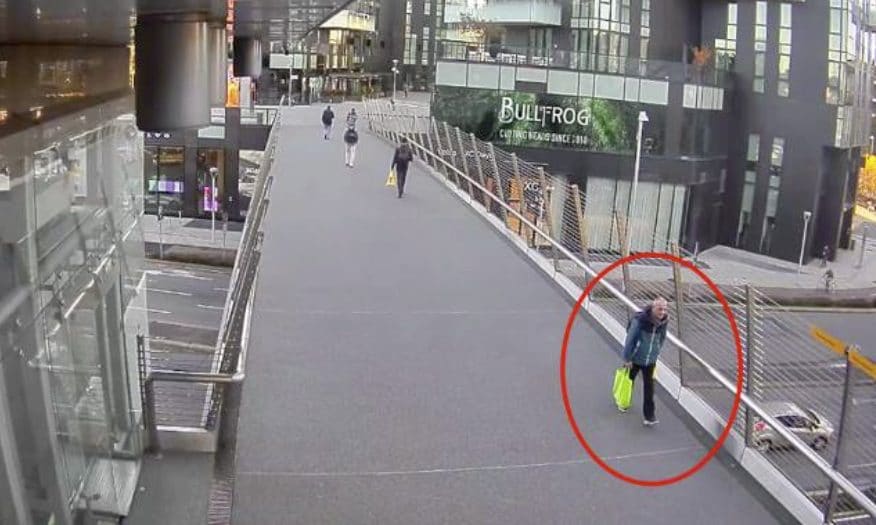 Le immagini delle telecamere sulla passerella pedonale alle ore 8:37