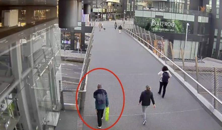 Le immagini delle telecamere sulla passerella pedonale alle ore 8:48