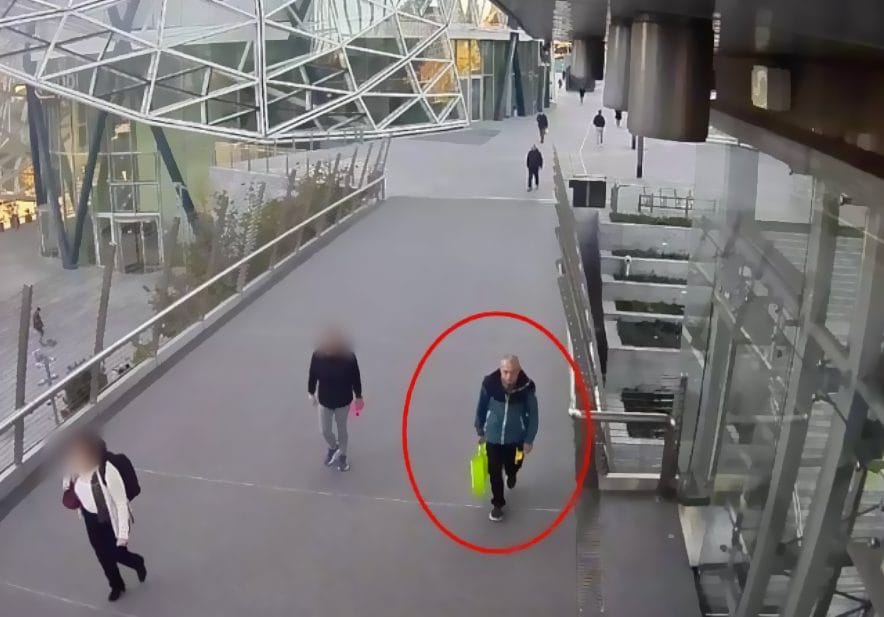 Le immagini delle telecamere nel vicolo alle ore 9:08