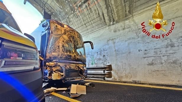 Il pullman sul quale viaggiava Marina Chiarina (foto da vigili del fuoco)