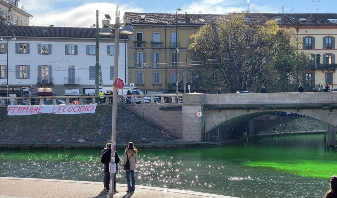 L’acqua dei Navigli di Milano tinta di verde. Fonte: Extinction Rebellion.