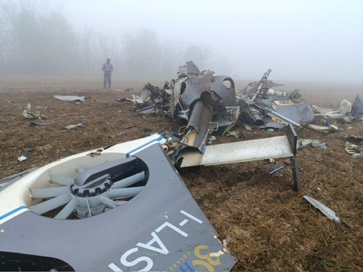 Altri pezzi dell’aereo precipitato