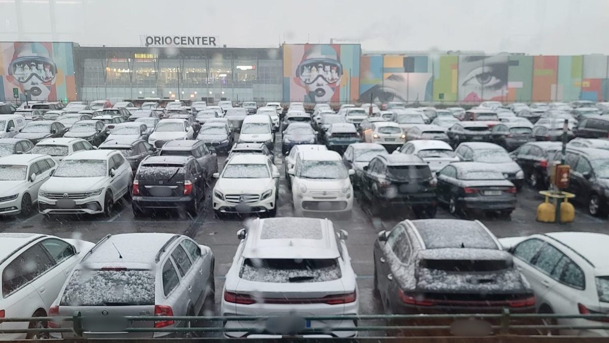 Le auto innevate nel parcheggio di Orio al Serio (foto di Fanpage.it)