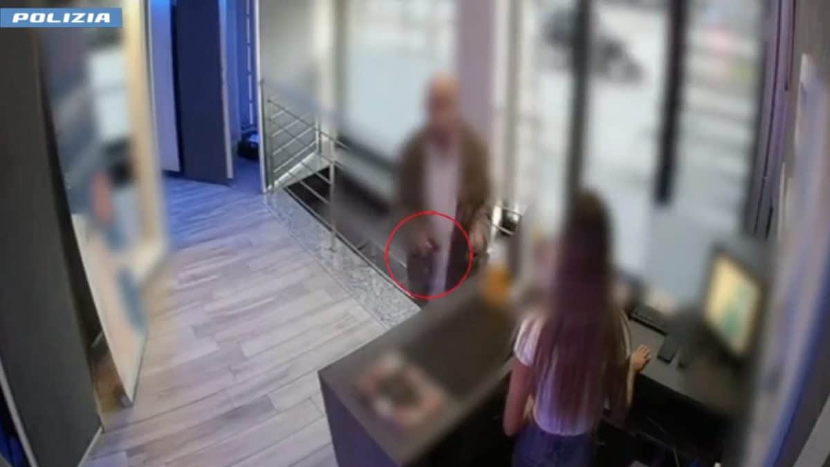 La rapina nel solarium di piazzale Lugano a Milano