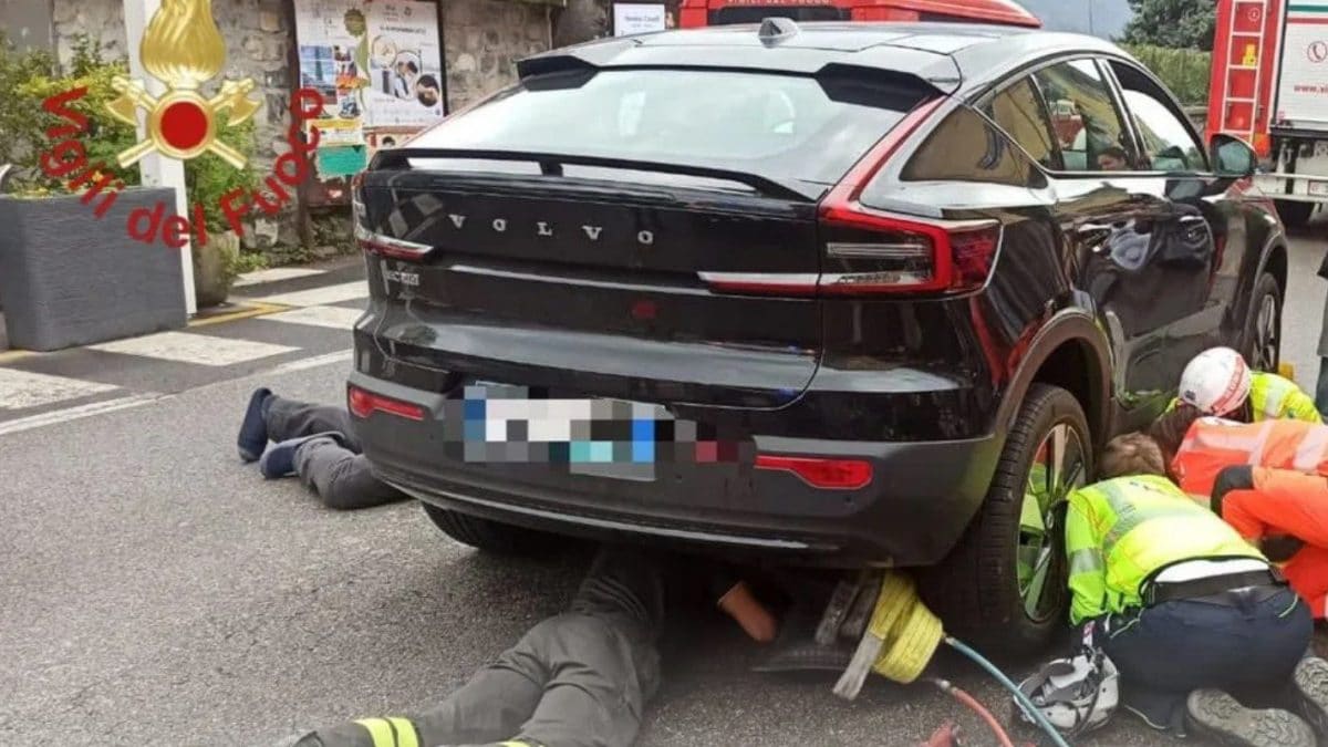 I vigili del fuoco che salvano il bimbo rimasto incastrato sotto l’automobile
